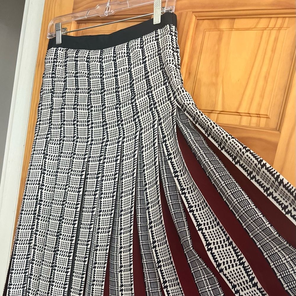 NWT, Zara pleated midi skirt, size Medium